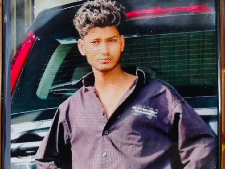 दतिया हाईवे पर सड़क हादसे में युवक की मौत:डोंगरपुर निवासी सुमित अहिरवार की पहचान, कार डिवाइडर पार कर गलत साइड से आई