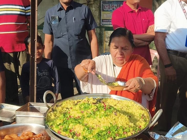 हाथठेला पर पोहा-जलेबी बेचने पहुंची पूर्व CM उमा भारती:अपने बंगले के सामने लगाई दुकान, प्रशासन से बोलीं- गरीबों की रोजी-रोटी मत छीनों
