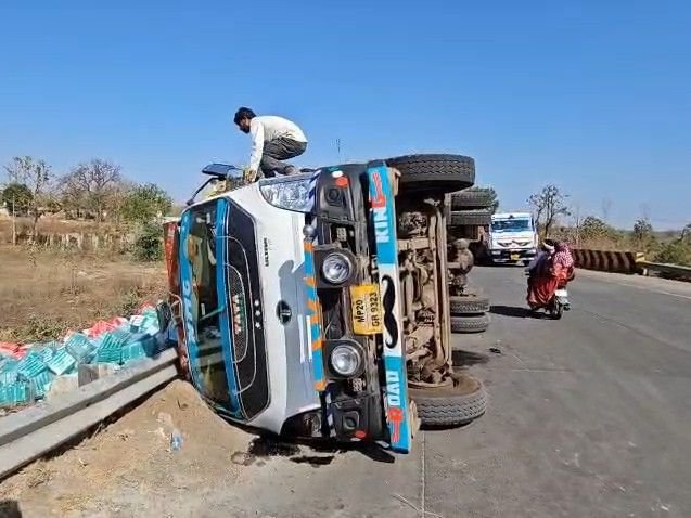 मंडला में अंजनिया बाईपास पर पेपर लोड ट्रक पलटा:NH-30 पर हादसे में ड्राइवर मामूली घायल