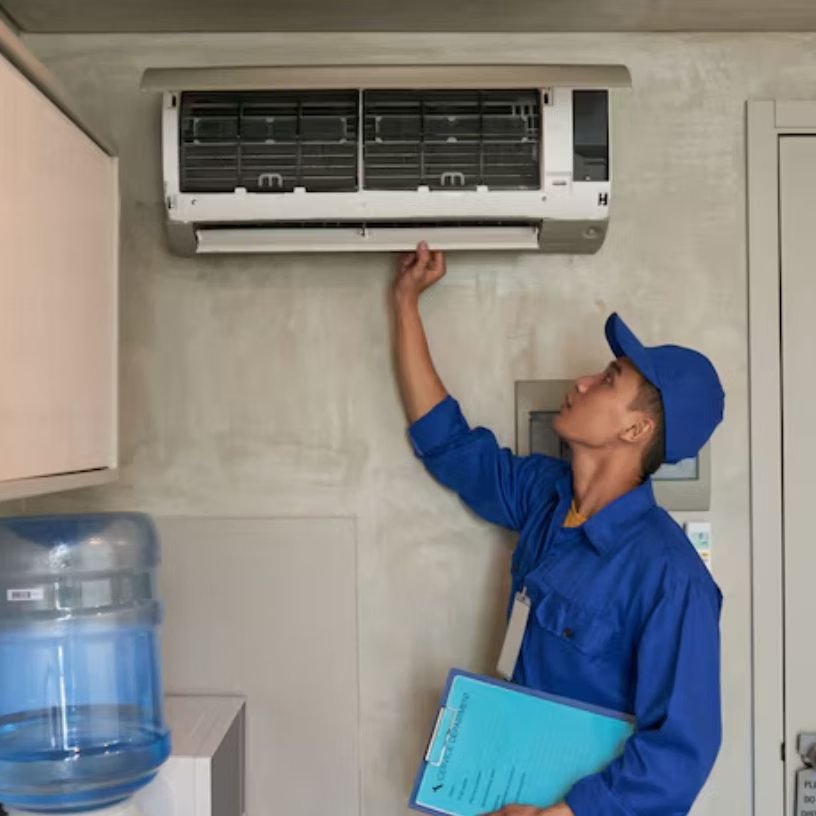 <!-- HTML_TAG_START --><p><strong>फिल्टर की सफाई: </strong>गंदा एयर फिल्टर AC की कूलिंग को 15% तक कम कर देता है। जब फिल्टर में धूल जम जाती है, तो AC को हवा खींचने के लिए ज्यादा ताकत लगानी पड़ती है, जिससे बिजली की खपत बढ़ जाती है।<br>&nbsp;</p><!-- HTML_TAG_END --> <span class="graytxt">Image: Freepik</span>