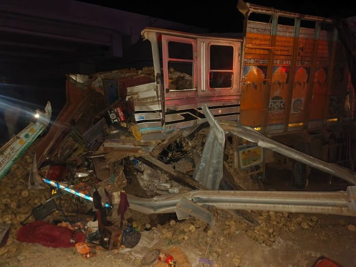 रेलिंग लेकर जा रहा ट्रक सड़क से नीचे गिरा:ड्राइवर की मौत; कंडक्टर शामगढ़ अस्पताल में भर्ती; एक्सप्रेसवे से हटाया वाहन