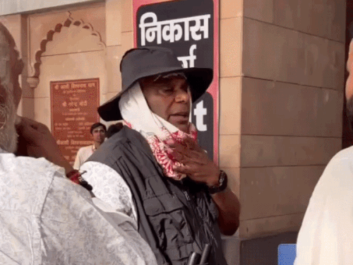 अभिनेता आशीष विद्यार्थी बाबा विश्वनाथ के दरबार में पहुंचे:सड़क पर खड़े होकर टमाटर चाट खाई...वीडियो बनाया, बोले- जीवंत शहर है काशी