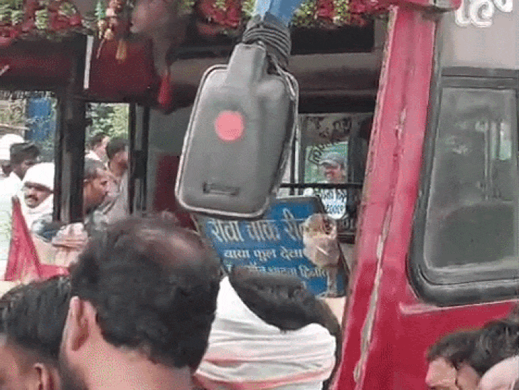 बस अनियंत्रित होकर ऑटो से टकराई:ऑटो चालक घायल, हालत गंभीर; सभी यात्री सुरक्षित