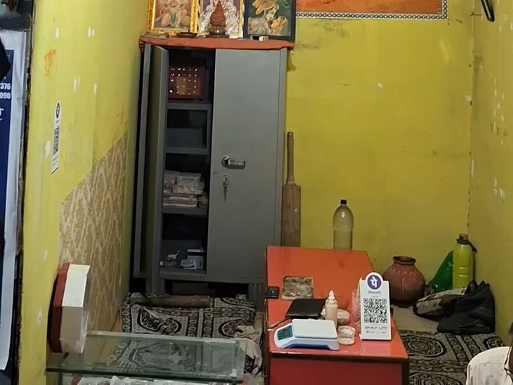 ज्वेलरी दुकान से दो लाख के सोने के पेंडल चोरी:दमोह में खरीदारी के बहाने आया युवक, डिब्बी लेकर फरार; CCTV तलाश रही पुलिस