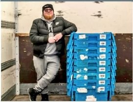 यूक्रेन की फ्रंटलाइन पर ओलेक्सी:बम धमाके, मिसाइलें और गोलियां भी नहीं रोक पाईं, सरहद तक चिट्ठियां-पार्सल पहुंचा रहे पोस्टमैन ओलेक्सी