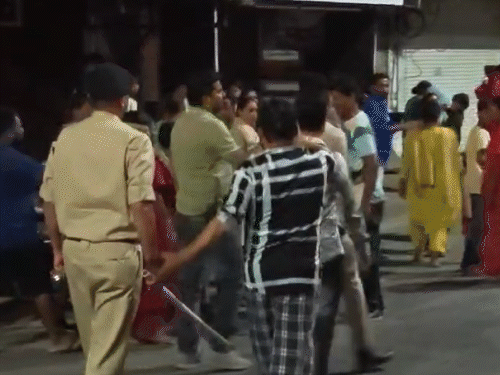 बाइक निकालने पर विवाद, आधा दर्जन घायल VIDEO:इंदौर के छत्रीपुरा में दो पक्ष भिड़े; पत्थरबाजी भी की, थाने के बाहर किया हंगामा