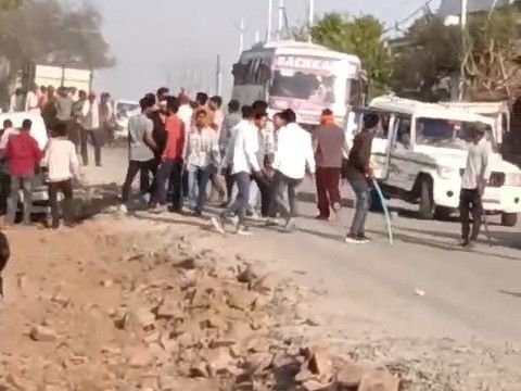 रायसेन में शराब ठेकेदारों के कर्मचारियों में वर्चस्व की लड़ाई:भोपाल-सागर हाईवे पर 20 लोग भिड़े, सड़क पर लाठी-डंडे चले; बोलेरो में तोड़फोड़