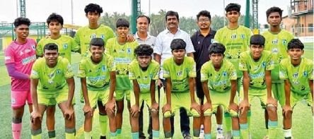 फुटबॉल क्लब नशे से उबारकर बना रहा चैम्पियन:बाप-बेटे ने शुरू किया था सिरुकलाथुर क्लब; यहां के बच्चे विदेशी टीमों से भी जुड़े