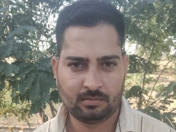 घर पर फायरिंग करने वाला बदमाश गिरफ्तार:सहारन तिराहे से पकड़ा, अवैध कट्टा और कारतूस बरामद