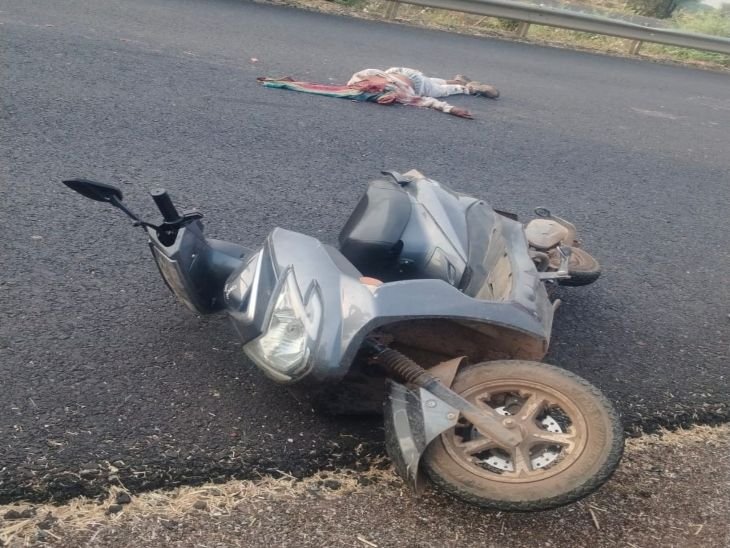 ग्वालियर में हिट एंड रन में किसान की मौत:तेज रफ्तार वाहन की टक्कर से स्कूटी के परखच्चे उड़े, शादी से लौट रहे किसान की मौत