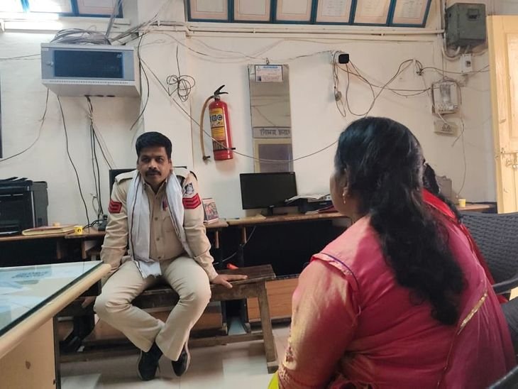 बैग से ट्रेन में 40 लाख के जेवर चोरी:उज्जैन से राजगढ़ आ रही थी महिला, चोरों ने बच्चों से जानकारी निकाली