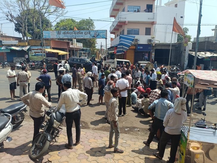 डिंडौरी वार्ड-1 निवासियों ने मुख्य मार्ग किया जाम:स्थानीय समस्याओं पर कलेक्टर को बुलाने की मांग; पुलिस-प्रशासन मौके पर तैनात