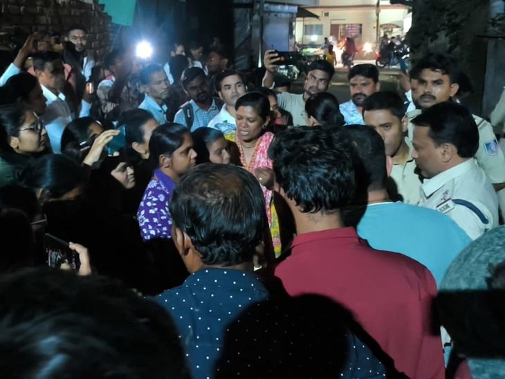 बालाघाट में शराब खरीददारों को आबकारी पुलिस दे रही सुरक्षा:दुकान के खिलाफ महिलाओं का प्रदर्शन जारी, हटाने की मांग पर अड़ी