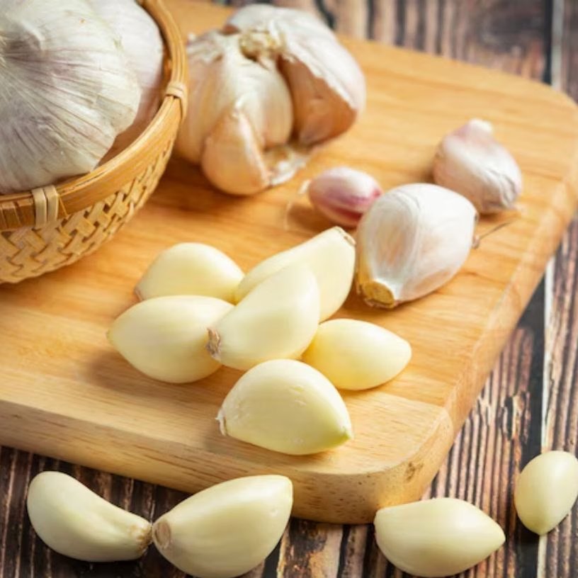 <!-- HTML_TAG_START --><p><strong>लहसुन-प्याज का इस्तेमाल</strong>: छिपकलियों को इनकी तेज गंध बिल्कुल पसंद नहीं होती। लहसुन की कलियां या प्याज के टुकड़े घर के कोनों में रख दें या इनका रस पानी में मिलाकर स्प्रे करें। दिन में एक बार ऐसा करें।<br>&nbsp;</p><!-- HTML_TAG_END --> <span class="graytxt">Image: Freepik</span>