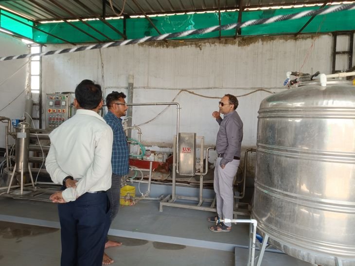 जबलपुर में अवैध पैकेज्ड पानी प्लांट का पंजीयन निलंबित:खाद्य सुरक्षा प्रशासन ने एक्वा ब्लू वाटर सप्लाई पर की कार्रवाई