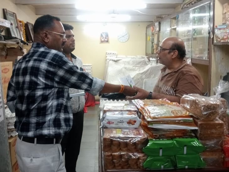 महावीर जयंती पर मांस बिक्री, नपा ने काटा चालान:मूलचंद मार्ग स्थित 'दिल्ली दरबार' होटल पर छापा; मांस जब्त