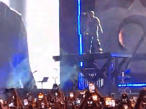 सिंगर करण औजला बोले-आज बहुत मजा आ रहा है:जयपुर में फैंस ने बनवाए चेहरे पर टैटू, कॉन्सर्ट में परमिश वर्मा की होगी स्पेशल एंट्री