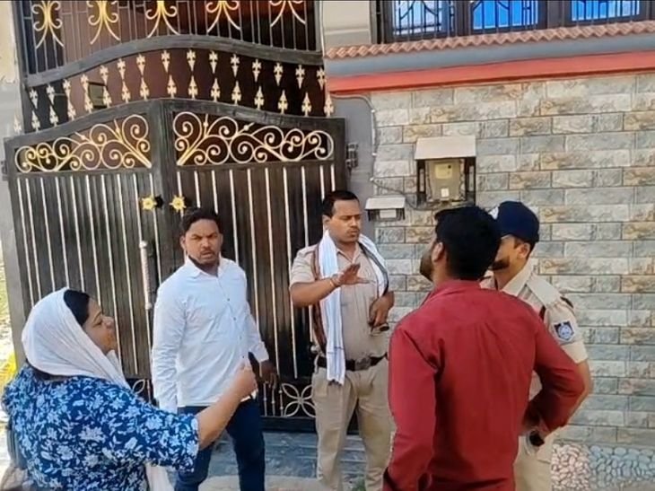 700 किमी दूर से पति को ढूंढने सतना पहुंची पत्नी:नजीराबाद में पति से बीच सड़क पर हुआ विवाद, वीडियो आया सामने