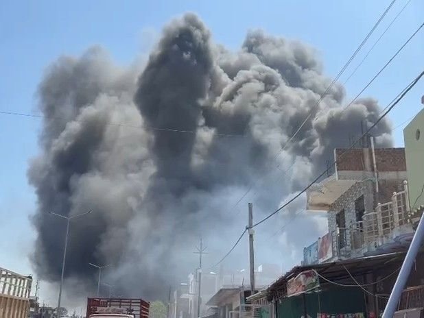 शिवपुरी में कबाड़ गोदाम में लगी आग:पुरानी गाड़ियों और कबाड़ ने बढ़ाई लपटें; फायर ब्रिगेड कर रही बुझाने की कोशिश