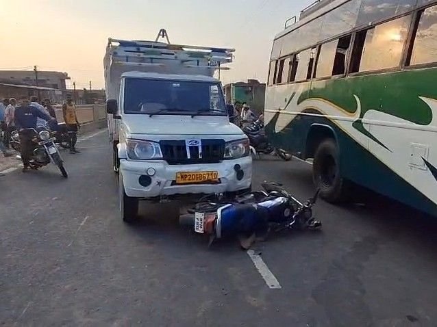 दमोह-जबलपुर हाईवे पर पिकअप ने बाइक को मारी टक्कर:चार घायलों में से तीन की हालत गंभीर, बलखंड माता मंदिर के पास हुआ हादसा