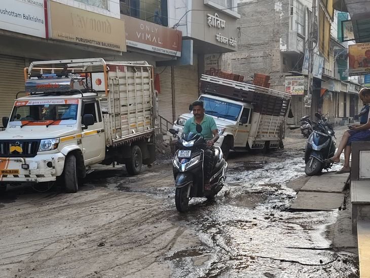 एमजी रोड पर धंसी सड़क, फलों से भरा पिकअप फंसा:बड़वानी में घटिया सीवरेज कार्य से लगा जाम, रहवासी बोले-सही तरीके से नहीं हो रहा काम