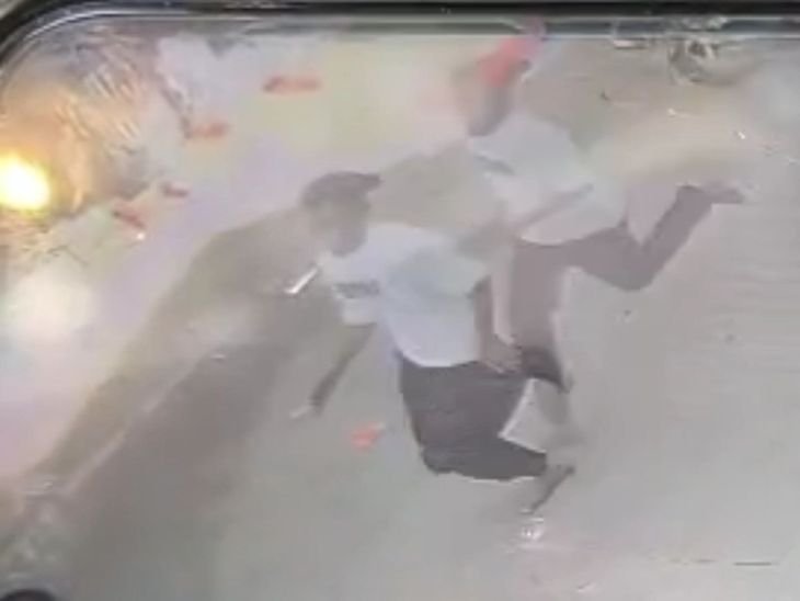 छतरपुर कोतवाली से भागा युवक, पुलिस ने दौड़कर पकड़ा, VIDEO:पूछताछ के लिए बुलाया गया था; कड़ा की बरिया में घेराबंदी में फिर पकड़ाया