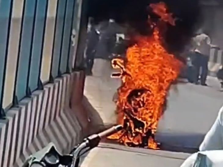 मिशन चौक ओवरब्रिज पर चलती एक्टिवा में लगी आग, VIDEO:कटनी में राइडर ने कूदकर बचाई जान