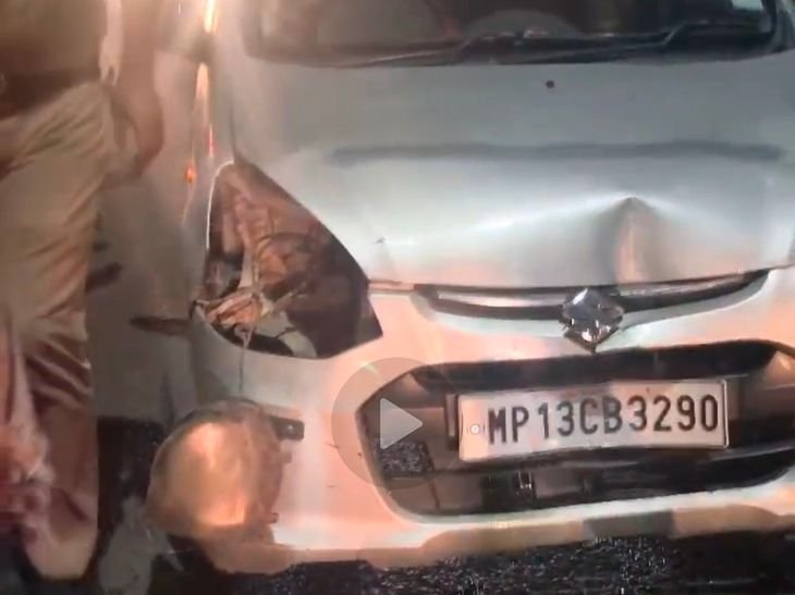 धार में तेज रफ्तार ऑल्टो कार डिवाइडर से टकराई:आदर्श सड़क शहीद चौराहा पर हादसा; देवास से शादी समारोह में शामिल होने आया था