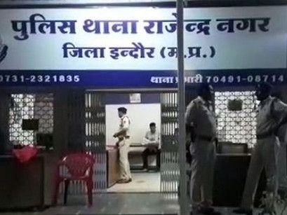 इंदौर में युवक के सिर पर पत्थर मारकर हत्या:शराब दुकान के पास मैदान में गंभीर हालत में मिला था, इलाज के दौरान मौत