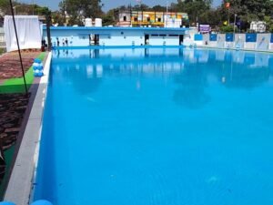 धार के 3.86 करोड़ के स्विमिंग पूल में लापरवाही:दो दिन से कोच नहीं, बच्चे बिना प्रशिक्षण पानी में उतर रहे