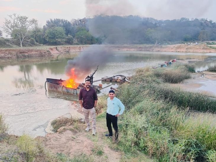 अवैध रेत उत्खनन पर कार्रवाई, पनडुब्बी मशीन जलाकर नष्ट:शिवपुरी के नरवर में शिकायतों के बाद पहुंची थी टीम