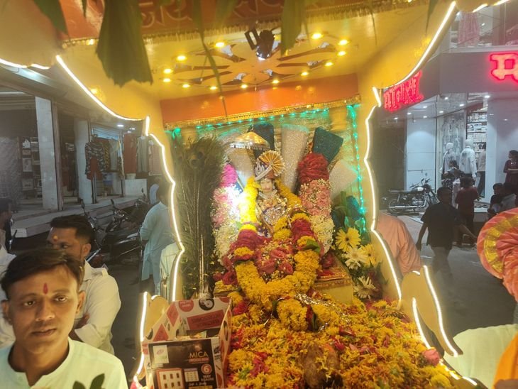 बड़वानी में हनुमान प्रकटोत्सव पर पालकी यात्रा:शहर में भक्त भजनों पर झूमे, कल कई जगह भंडारे, बजरंगबली का पूजन