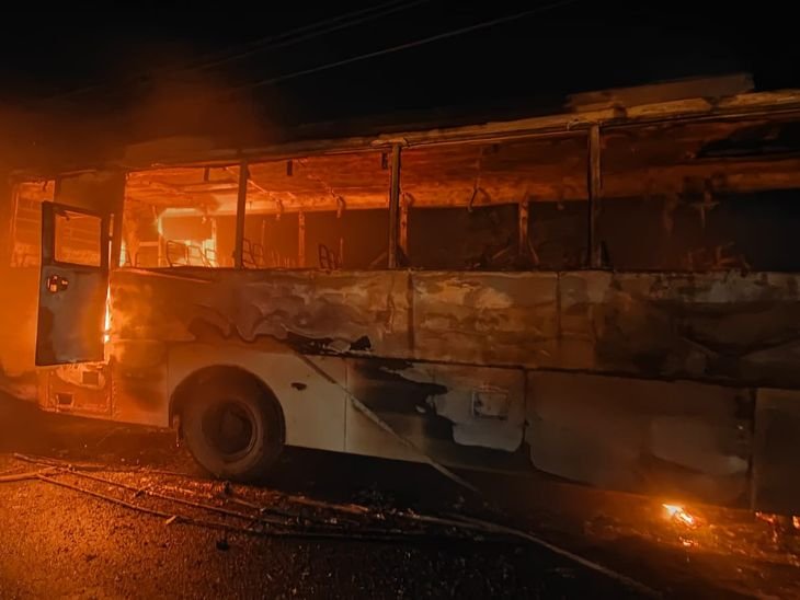 पन्ना में बारातियों से भरी बस में लगी आग:सभी यात्री सुरक्षित निकाले गए, पवई से देवेंद्रनगर जा रही थी