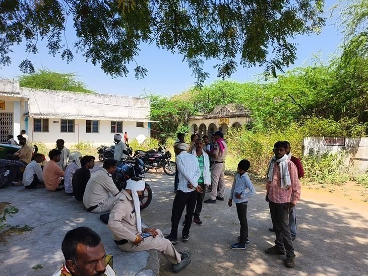 दतिया के झाड़ियां गांव में अधेड़ ने किया सुसाइड:पत्नी के बाहर जाने पर घर में फंदे पर लटका मिला शव