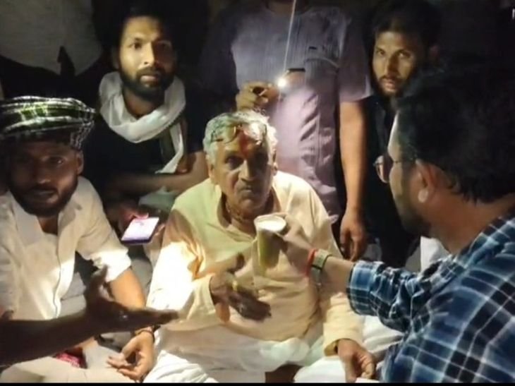 टीकमगढ़ में नल-जल योजना के लिए भूख हड़ताल खत्म:अधिकारियों ने कल दोपहर 12 बजे तक पानी सप्लाई का लिखित आश्वासन दिया