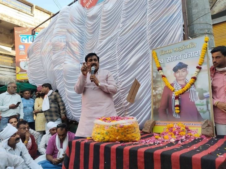 महेश्वर में नाबालिग के हत्यारे को फांसी देने रैली:दो हजार से अधिक लोग सड़कों पर उतरे, आरोपी के घर बुलडोजर चलाने की मांग