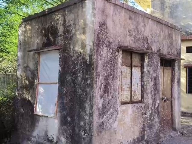 शाजापुर में जर्जर पीएम रूम में हो रहा पोस्टमार्टम:डॉक्टरों को हादसे का खतरा, कुंडी टूटने से गेट पर हथकड़ी का ताला