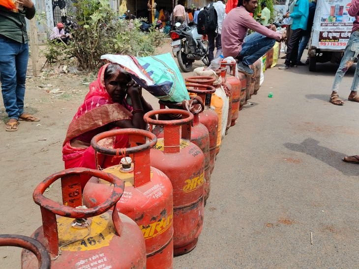 गैस किल्लत: 42° में कतारें, भट्ठियों पर बन रहा खाना:रायसेन में शादियों के सीजन में बढ़ी मांग, परिजन घंटों इंतजार को मजबूर