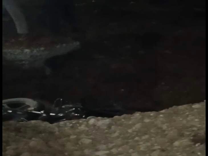 इंदौर में नगर निगम के खोदे गड्‌ढे में गिरा युवक:आसपास के लोगों ने अस्पताल पहुंचाया; पुलिस बैरिकेड्स लगाकर लौट गई