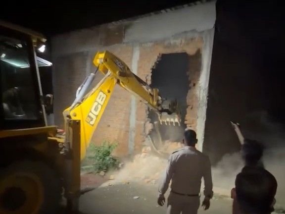 शिवपुरी के बदरवास में दो दुकानों में लगी आग:जेसीबी से शटर-दीवार तोड़ी, ढाई घंटे में पाया काबू, डिफ्रीजर, माइक्रोवेव समेत लाखों का सामान जला