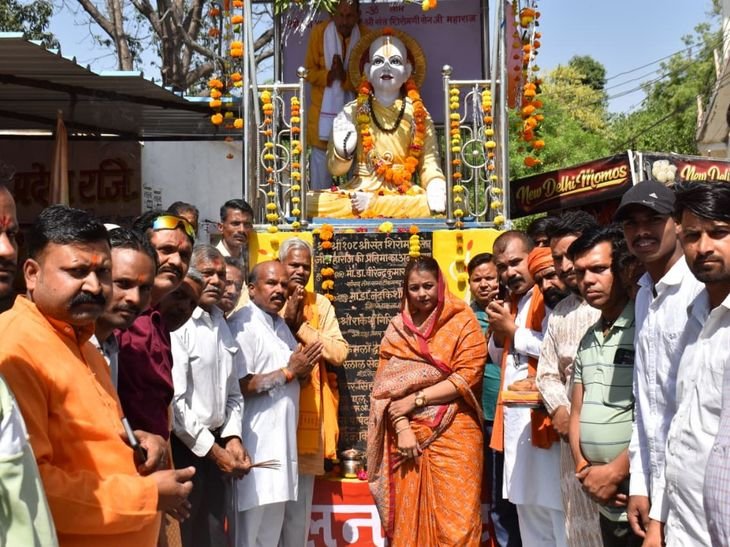 टीकमगढ़ में संत सेन महाराज की 726वीं जयंती:प्रतिमा स्थल पर पूजा, समाज को व्यसन मुक्त रखने पर जोर