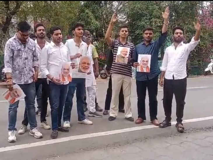 जबलपुर में एनएसयूआई छात्रों का प्रदर्शन:राष्ट्रीय अध्यक्ष की गिरफ्तारी, राहुल गांधी पर टिप्पणी के विरोध में पीएम का पुतला फूंका