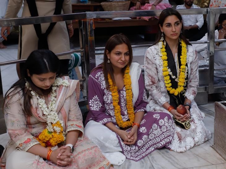अभिनेत्री निकिता दत्ता ने किए महाकाल दर्शन:उज्जैन में नंदी के कान में कही मनोकामना; बोलीं- यहां जो मिलता है, वह कहीं और नहीं