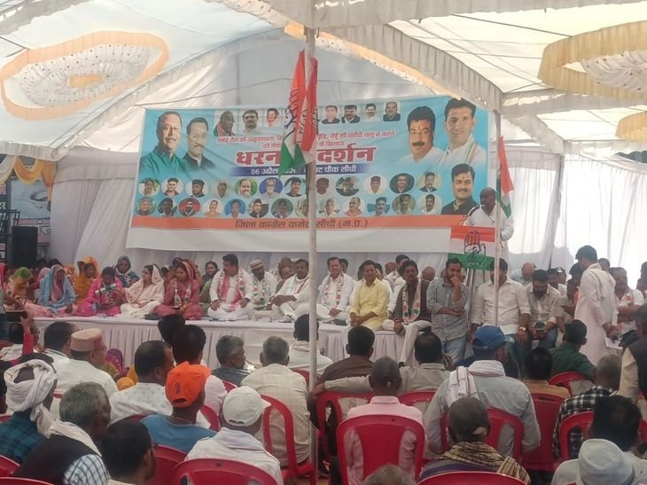 सीधी के सम्राट चौक पर कांग्रेस का प्रदर्शन:पूर्व मंत्री पटेल के नेतृत्व में महंगाई-बेरोजगारी और किसानों के मुद्दों को लेकर दिया धरना