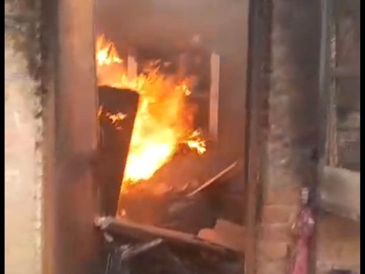 पति ने पारिवारिक कलह में घर को लगाई आग:कटनी में सिलेंडर फटा, गांव में दहशत फैली; युवक हिरासत में