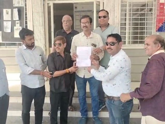 कांग्रेस के राष्ट्रीय अध्यक्ष के बयान पर नीमच में आक्रोश:समाजसेवियों ने गिरफ्तारी के लिए पुलिस को दिया ज्ञापन; एनएसए के तहत कार्रवाई की मांग