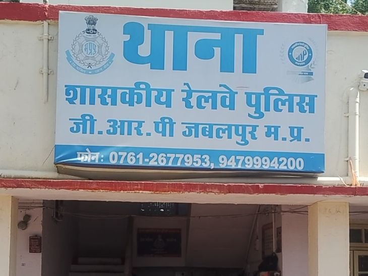 जबलपुर में शातिर मोबाइल चोर गिरफ्तार:20 हजार का मोबाइल 1 हजार में बेचता था आरोपी, 1.11 लाख के 6 फोन जब्त