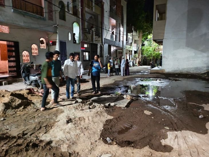 बड़वानी में सीवरेज का पानी पेयजल लाइन में मिला:स्नेह नगर के घरों में पहुंचा बदबूदार पानी, रहवासी परेशान