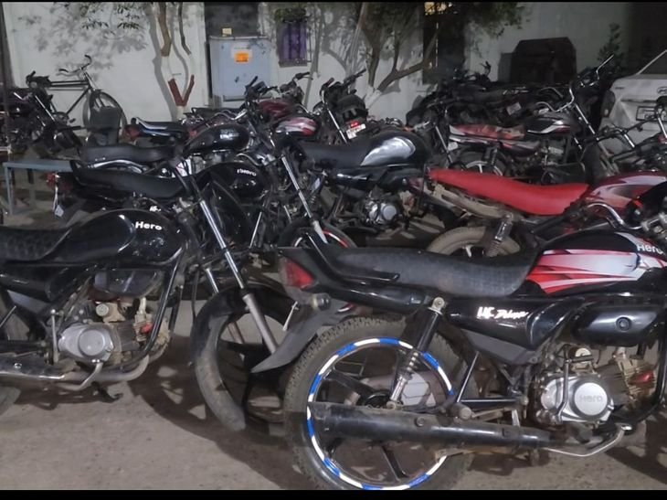 विदिशा में दो बाइक चोर गिरफ्तार:पुलिस ने 5 चोरी की मोटरसाइकिलें जब्त कीं, कई वारदातों को दे चुके अंजाम