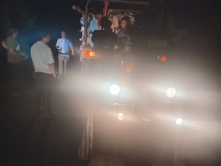 आम समेत अन्य पेड़ों की 4 लाख की लकड़ियां पकड़ी:जंगल में रात 2 बजे ट्रैक्टर-ट्राली में लदी थी, दो आरोपी हिरासत में